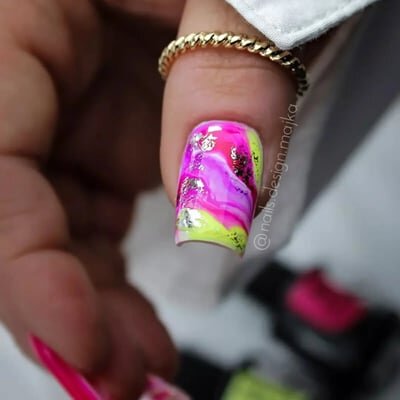 unghie fluo effetto marmo giallo rosa